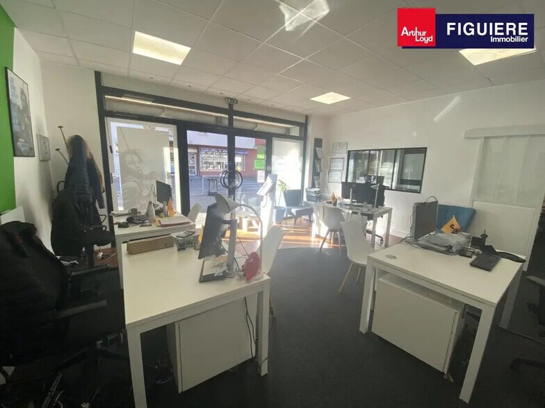 Retail in Salon-de-Provence for sale - Building Photo - Image 2 of 12