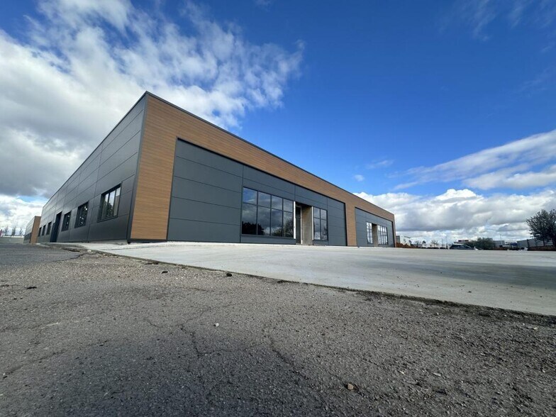 Industrial in Chartres for lease - Building Photo - Image 2 of 3