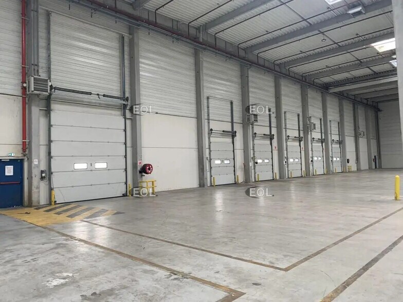 Industrial in for lease - Interior Photo - Image 3 of 12