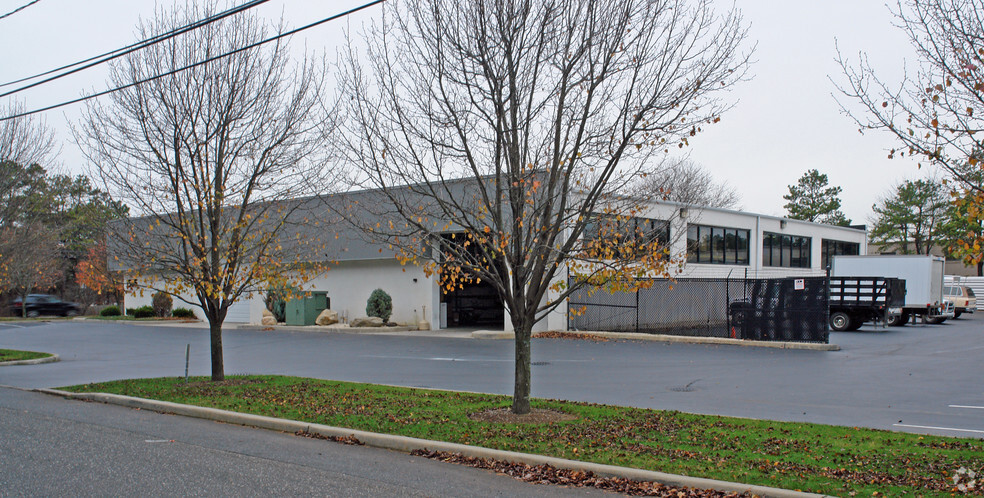 1565 Sycamore Ave, Bohemia, NY for lease - Building Photo - Image 2 of 5