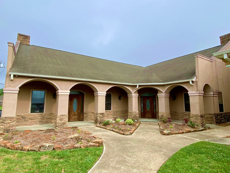 308 W Parkwood Ave, Friendswood, TX for sale - Building Photo - Image 1 of 23