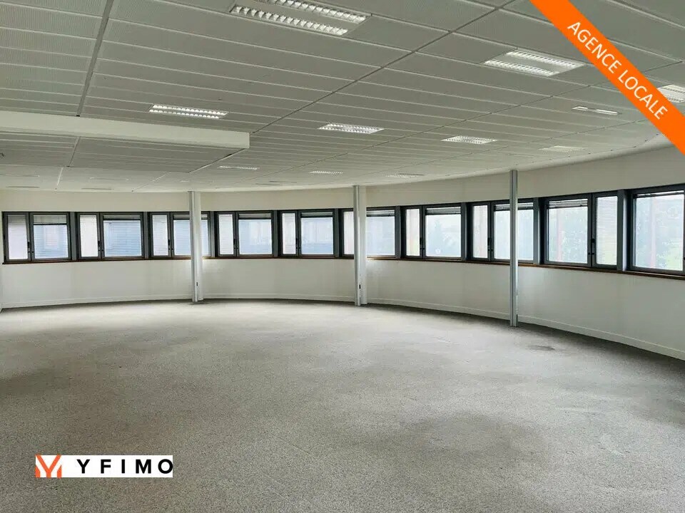 Office in Buchelay for lease Building Photo- Image 1 of 12