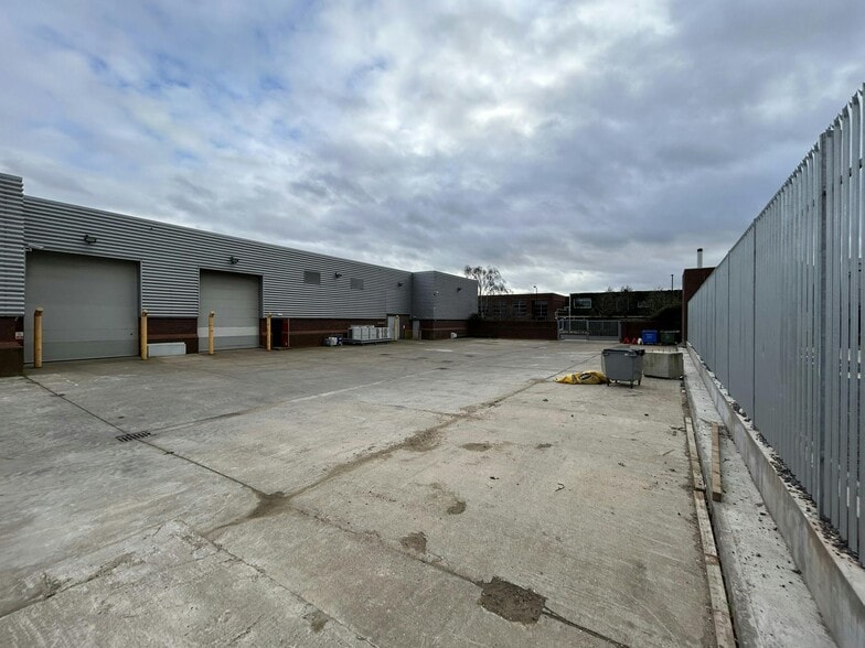 686-689 Stirling Rd, Slough for lease - Building Photo - Image 2 of 6