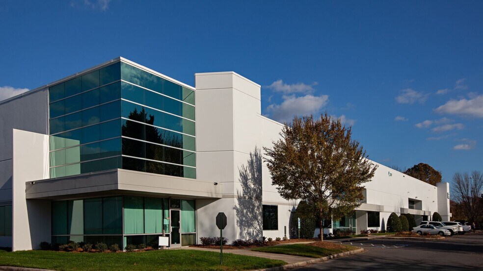 2121 Distribution Center Dr, Charlotte, NC for lease - Building Photo - Image 1 of 5