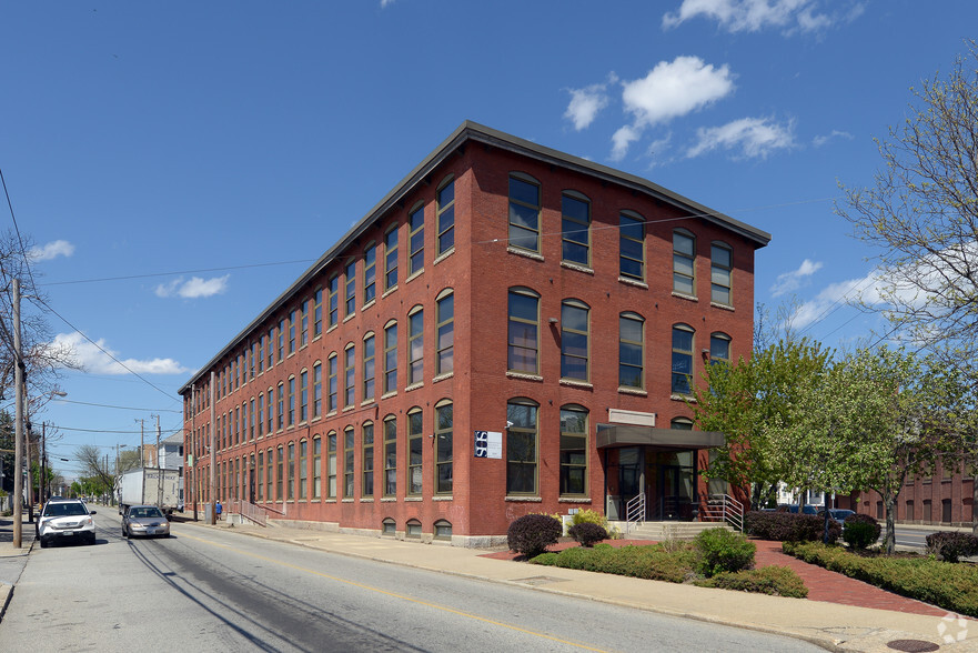 1070-1080 Main St, Pawtucket, RI for sale - Primary Photo - Image 1 of 1