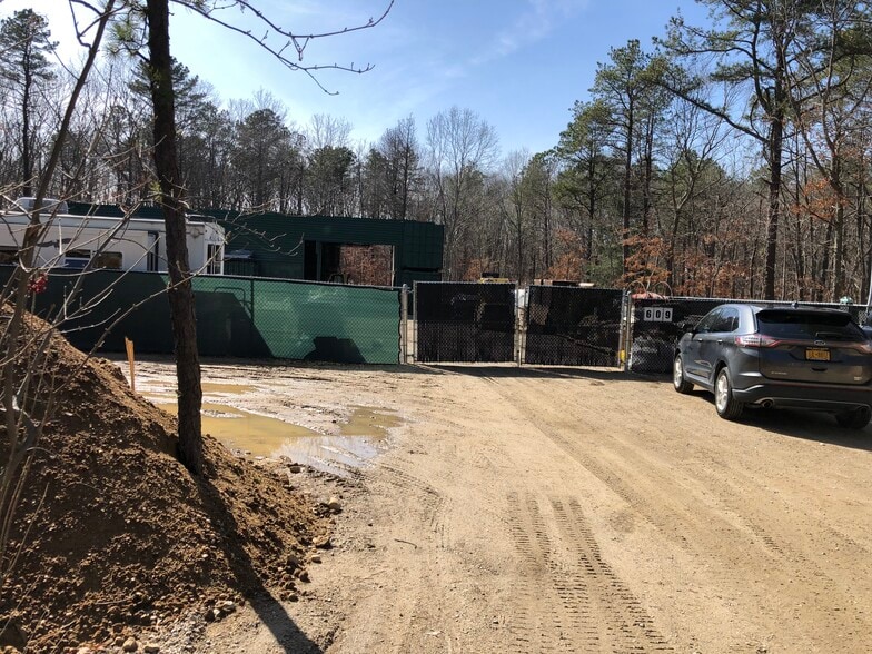 Manor Yaphank Rd, Manorville, NY for sale - Building Photo - Image 1 of 6