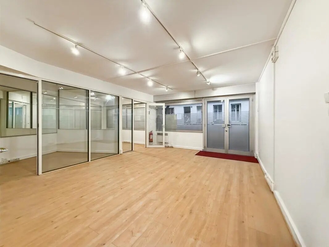 Office in Paris for lease Building Photo- Image 1 of 7