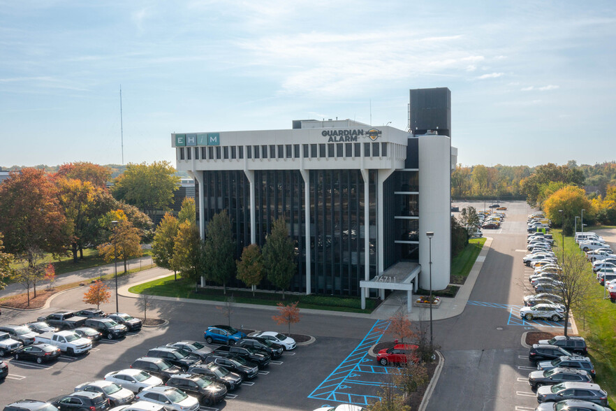 26711 Northwestern Hwy, Southfield, MI for sale - Building Photo - Image 3 of 6