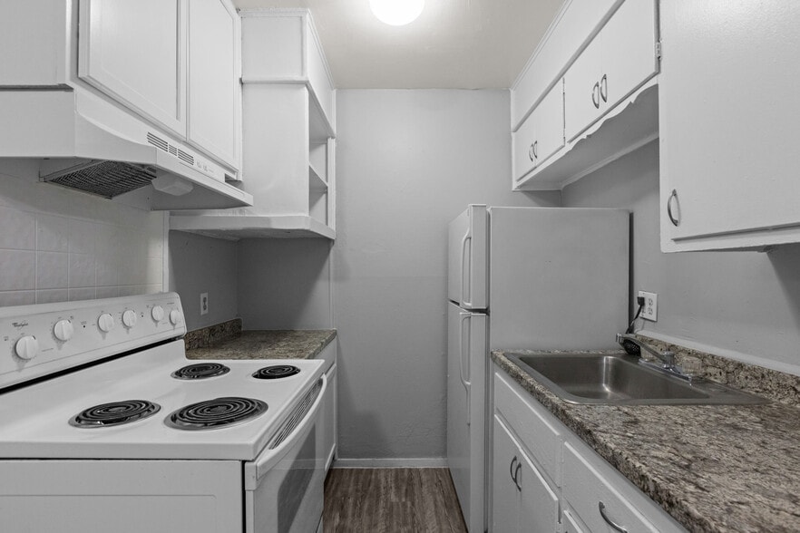 Houston Arms & Sierra Blanca portfolio of 2 properties for sale on LoopNet.com - Interior Photo - Image 2 of 14