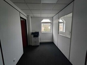 5 Rue Guy Moquet, Orsay for lease Interior Photo- Image 2 of 7