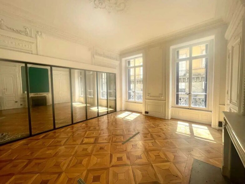 Office in Lyon for lease - Interior Photo - Image 3 of 10