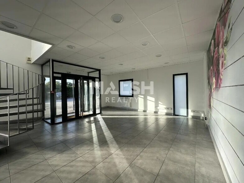 Flex in Saint-André-de-Corcy for sale - Lobby - Image 2 of 4