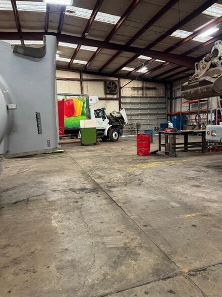 1060 Grimmett Dr, Shreveport, LA for lease - Interior Photo - Image 2 of 9