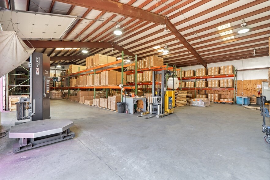 6483 S Seminole Trl, Rochelle, VA for sale - Interior Photo - Image 2 of 76