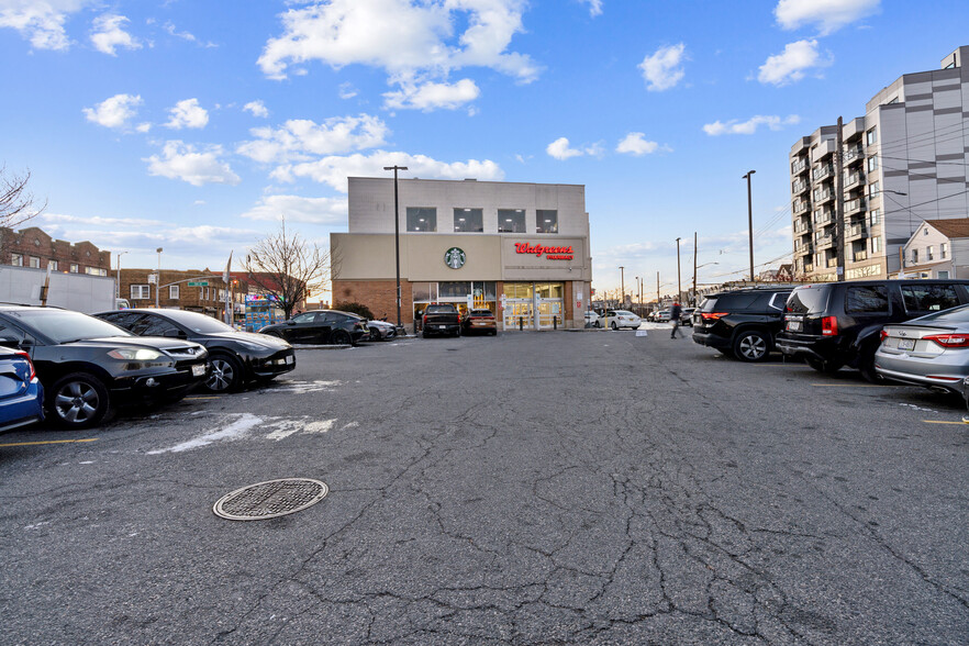 13259 Metropolitan Ave, Richmond Hill, NY for lease - Building Photo - Image 2 of 15