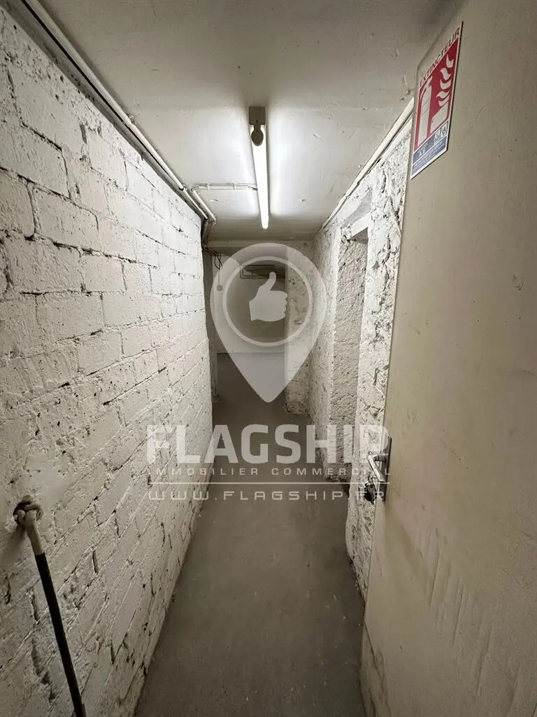 Retail in Paris for lease Interior Photo- Image 1 of 6