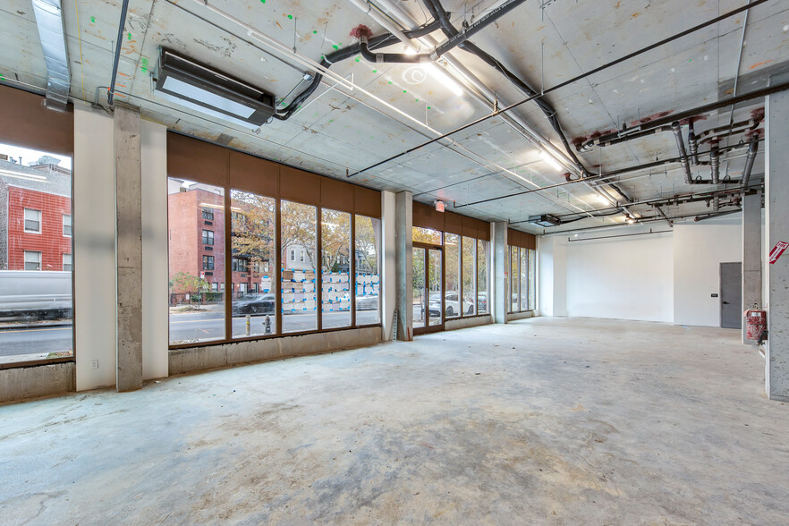 828 Metropolitan Ave, Brooklyn, NY for lease - Building Photo - Image 3 of 5