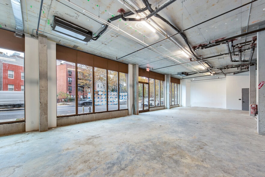 828 Metropolitan Ave, Brooklyn, NY for lease - Interior Photo - Image 3 of 5