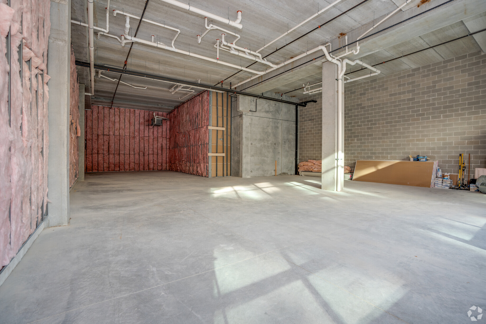 2111 E Ivanhoe Pl, Milwaukee, WI for lease Interior Photo- Image 1 of 6