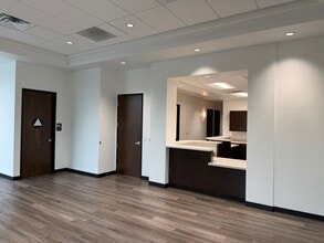 8327 Brimhall Rd, Bakersfield, CA for lease Interior Photo- Image 1 of 7