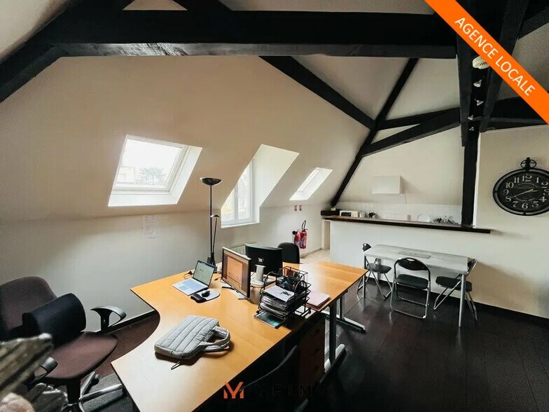 Office in Poissy for lease - Interior Photo - Image 1 of 5