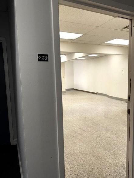 40 Commerce Pl, Hicksville, NY for lease - Building Photo - Image 3 of 10