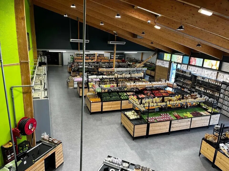 Retail in Saint-Cyr-sur-Loire for lease Interior Photo- Image 1 of 6