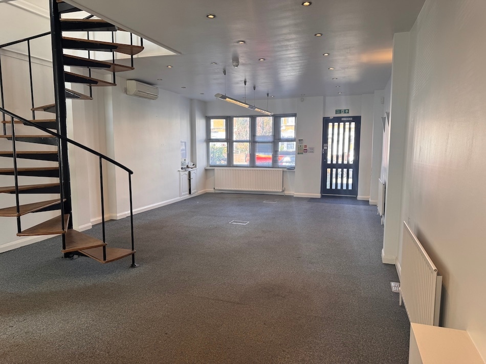 127 Station Rd, London for lease Interior Photo- Image 1 of 11