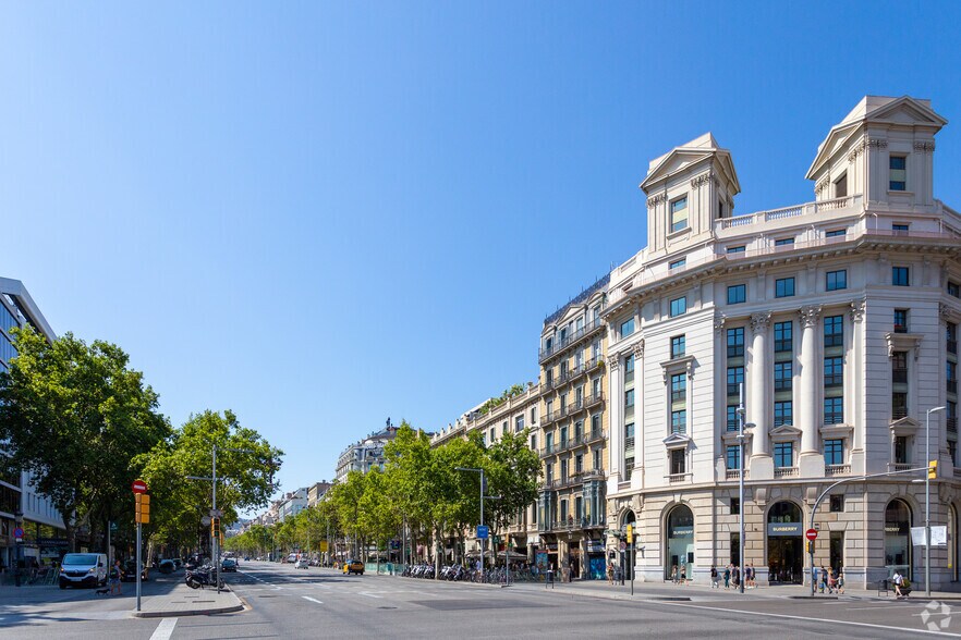 Office in Barcelona for lease - Building Photo - Image 2 of 8