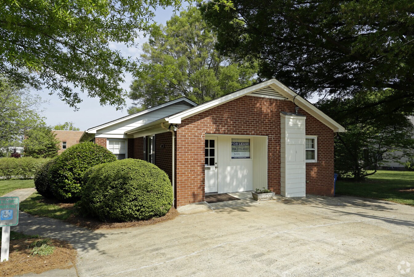200 W Matthews St, Matthews, NC 28105