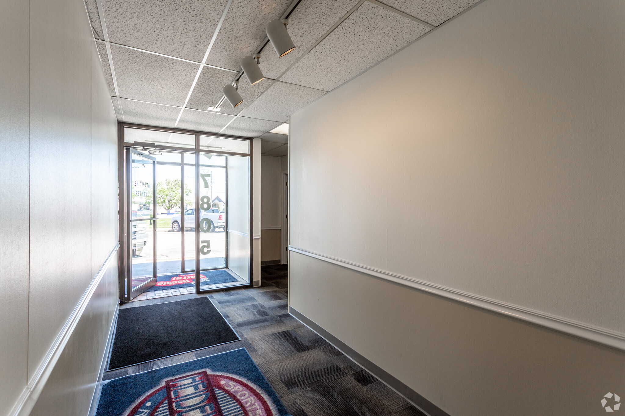 7805 L St, Omaha, NE for lease Interior Photo- Image 1 of 3