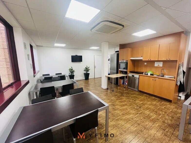 Office in Saint-Germain-en-Laye for lease - Interior Photo - Image 2 of 5