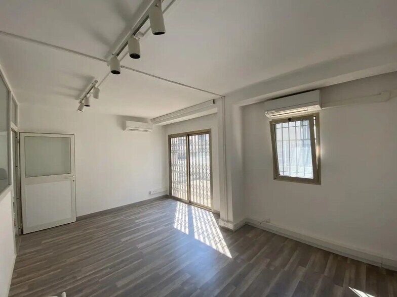 Office in Saint-Laurent-du-Var for lease - Interior Photo - Image 3 of 9