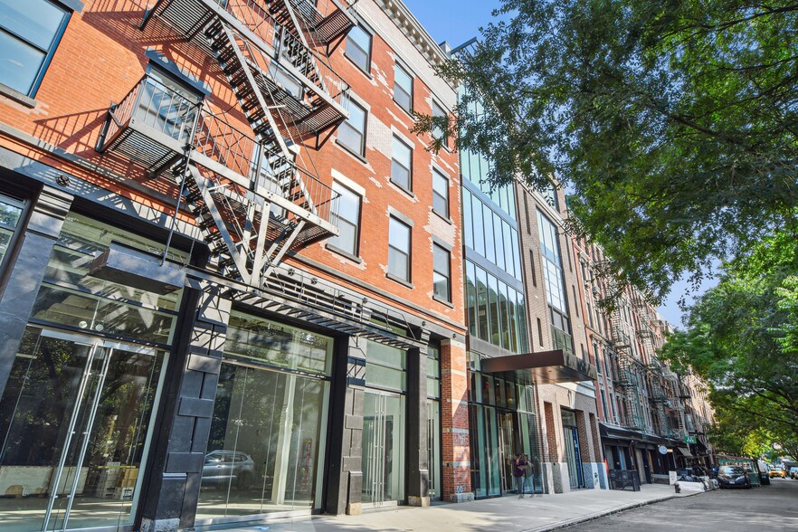 210 Elizabeth St, New York, NY for lease - Building Photo - Image 2 of 15