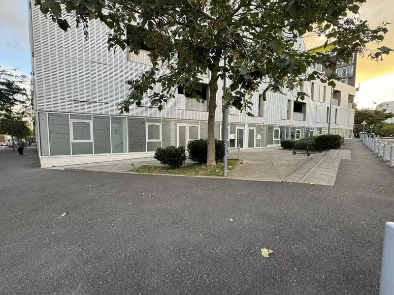 Retail in Arcueil for lease Building Photo- Image 1 of 8