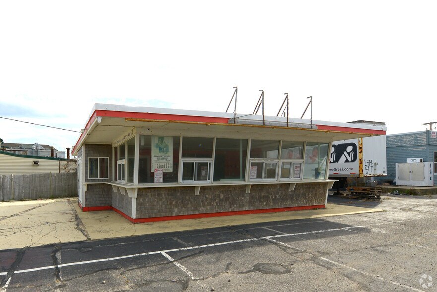 17 Dyke Rd, Marshfield, MA 02050 Retail For Sale