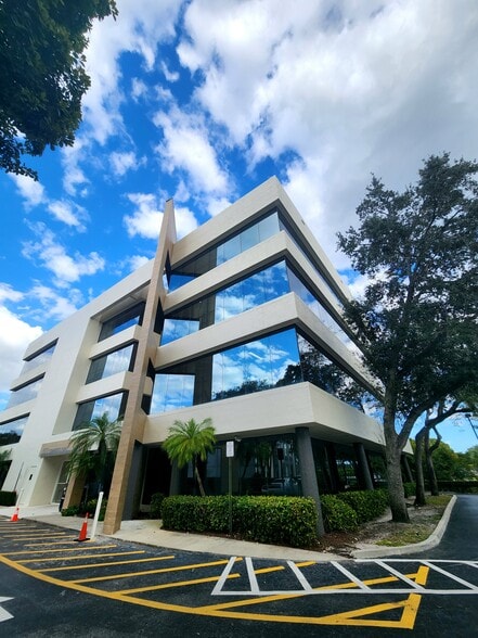 3511 W Commercial Blvd, Fort Lauderdale, FL for lease - Building Photo - Image 1 of 11