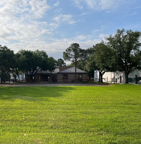 521 Orchard St, Webster, TX for sale - Building Photo - Image 2 of 5