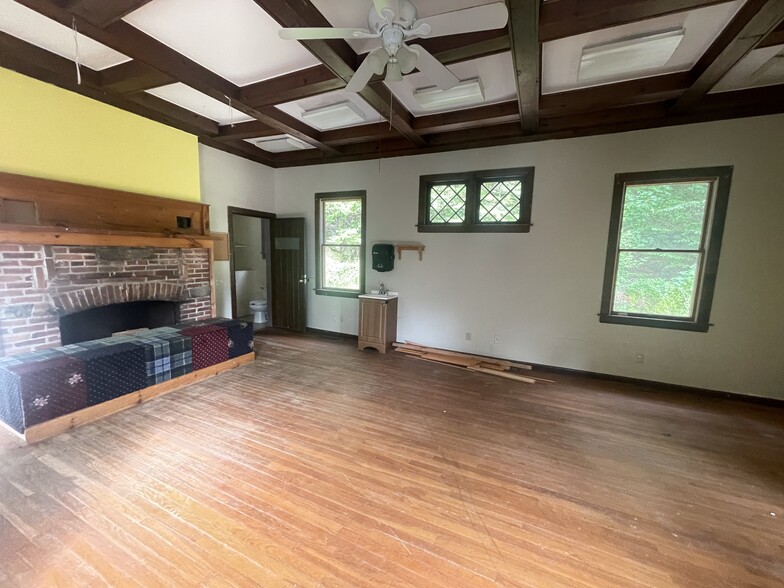 79 Route 32, North Franklin, CT for sale - Interior Photo - Image 2 of 12