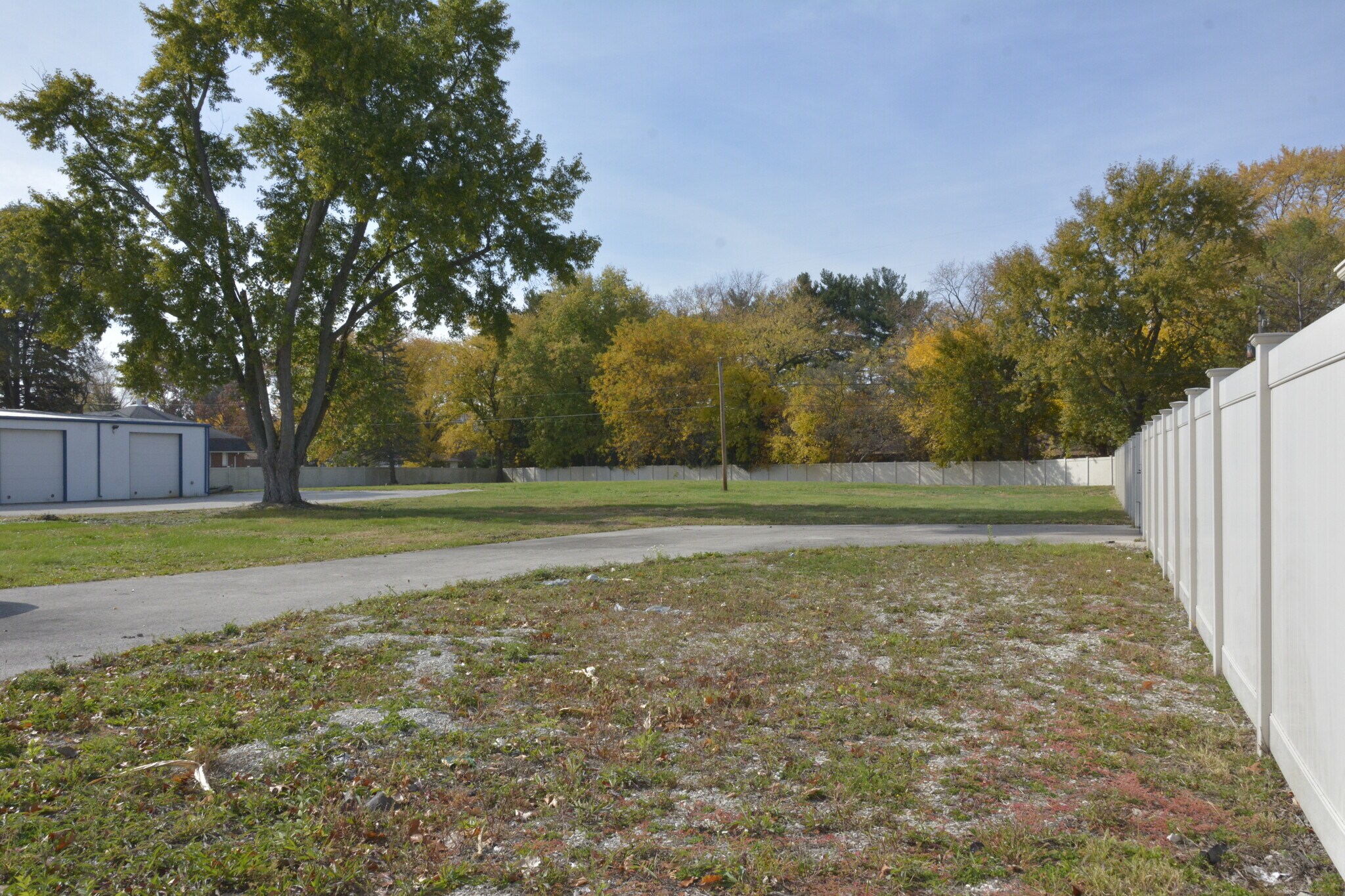 10926 Southwest Hwy, Palos Hills, IL 60465 Retail Showroom and Automotive Service Center