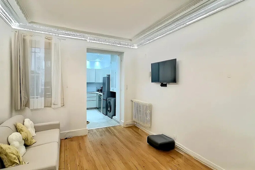 Office in Paris for lease - Interior Photo - Image 1 of 7