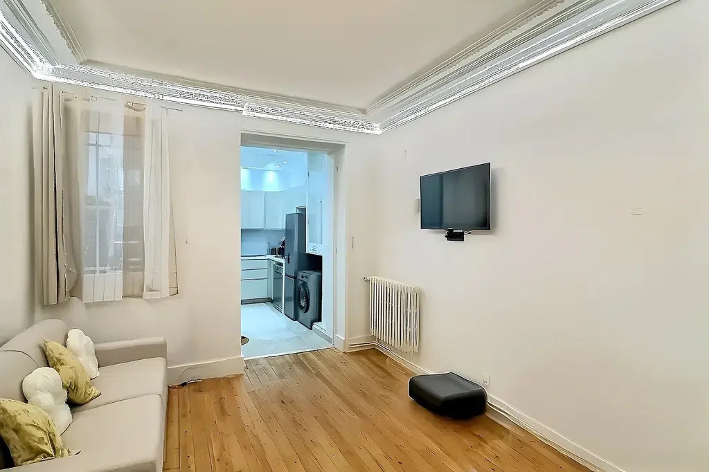 Office in Paris for lease Interior Photo- Image 1 of 8