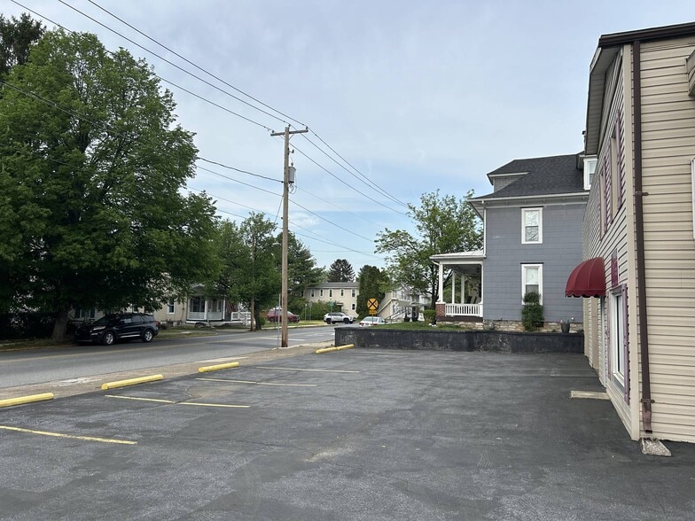 417 W Main St, Hummelstown, PA for lease - Building Photo - Image 3 of 6