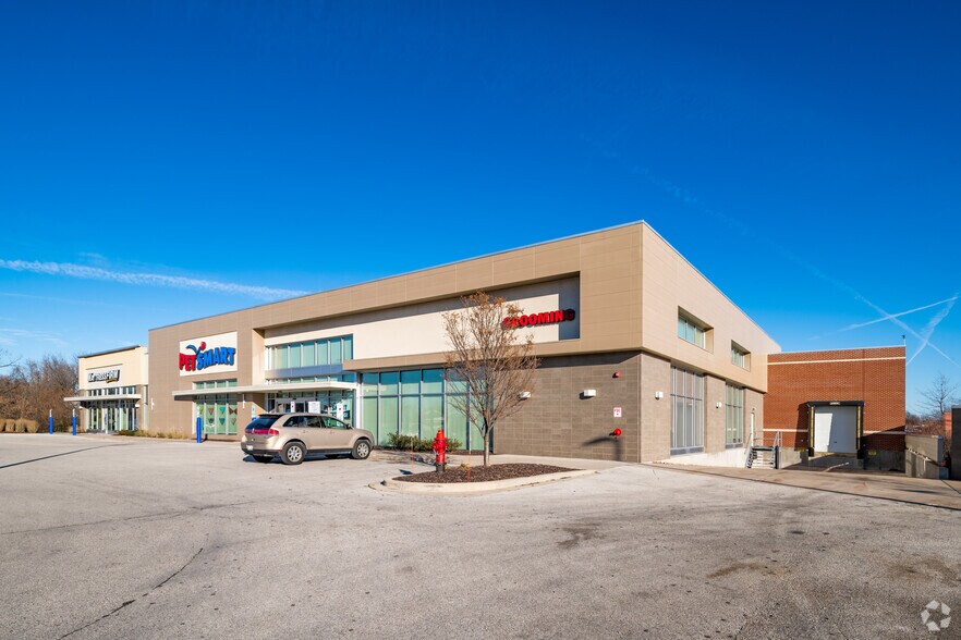 320 W Town Square Way, Oak Creek, WI for sale - Primary Photo - Image 1 of 1