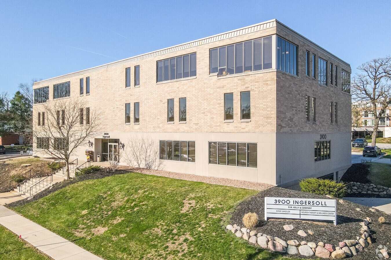 3900 Ingersoll Ave, Des Moines, IA 50312