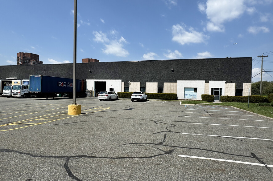 210 Meadowlands Pky, Secaucus, NJ for lease - Building Photo - Image 3 of 4