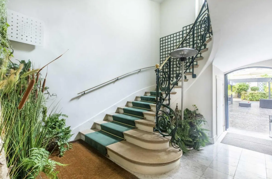 Coworking Space in Paris for lease - Lobby - Image 3 of 4