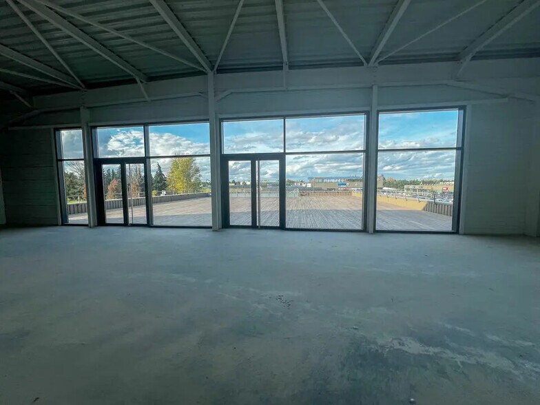 Retail in Monteux for lease - Building Photo - Image 2 of 6