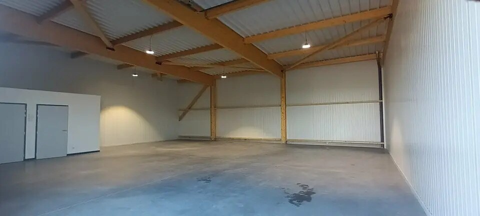 Flex in Saint-Jean-de-la-Neuville for lease - Interior Photo - Image 2 of 7