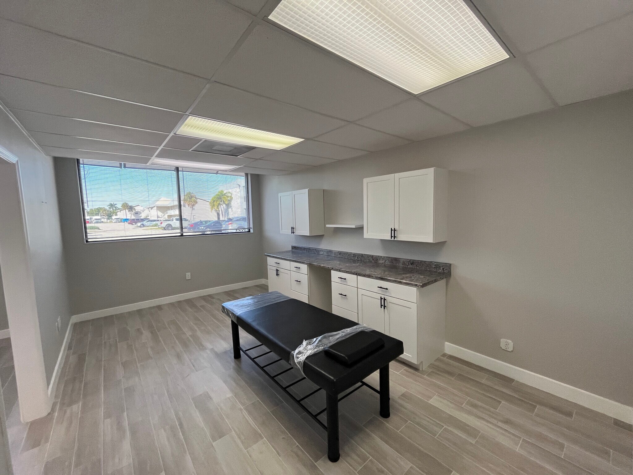 1620 Medical Ln, Fort Myers, FL for lease Interior Photo- Image 1 of 7